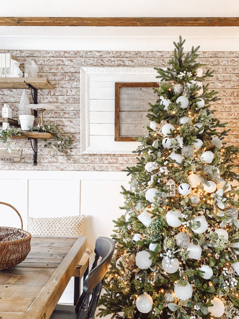 TOP TIPS FOR DECORATING A CHRISTMAS TREE – Making Home Matter