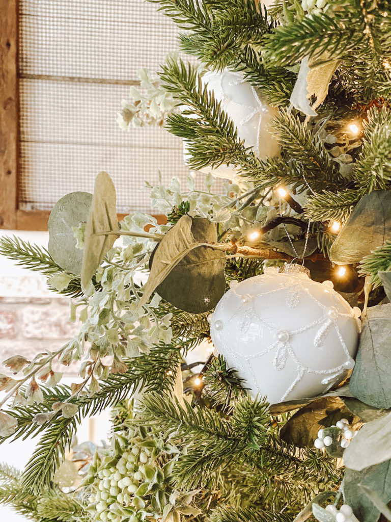 TOP TIPS FOR DECORATING A CHRISTMAS TREE – Making Home Matter