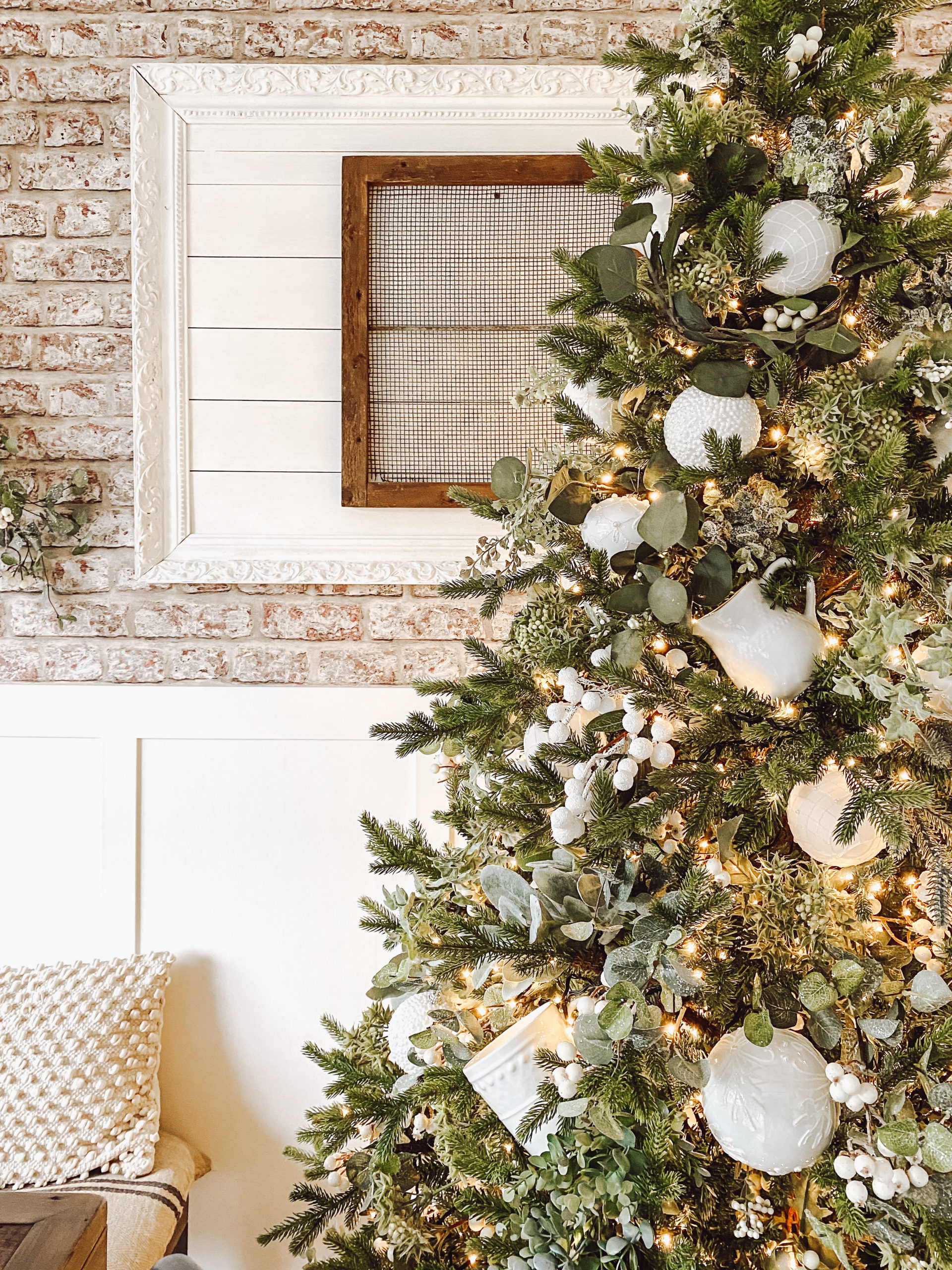 TOP TIPS FOR DECORATING A CHRISTMAS TREE – Making Home Matter